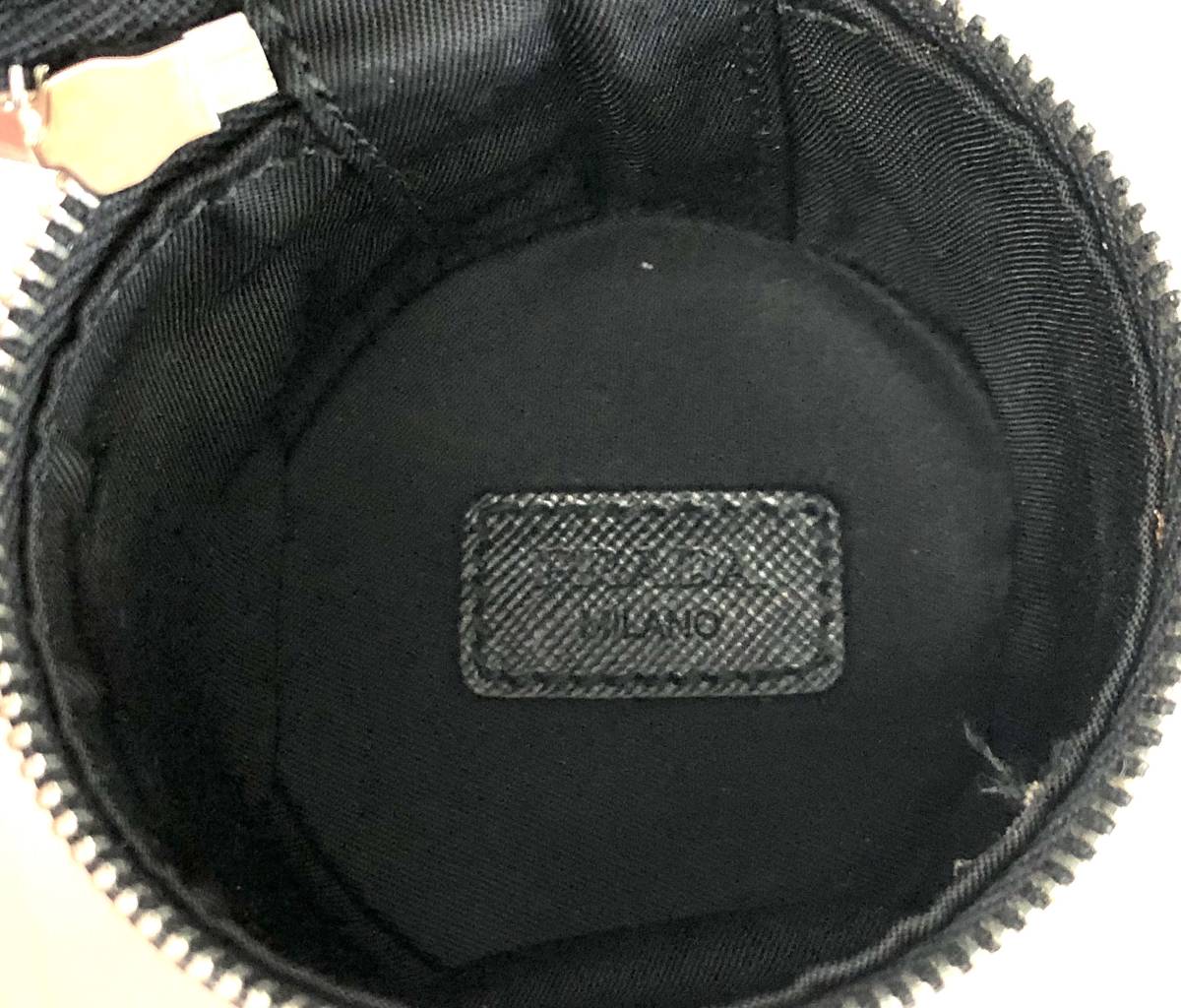 T01/036 PRADA Prada тубус форма кожа сумка бардачок серебряный металлические принадлежности черный 