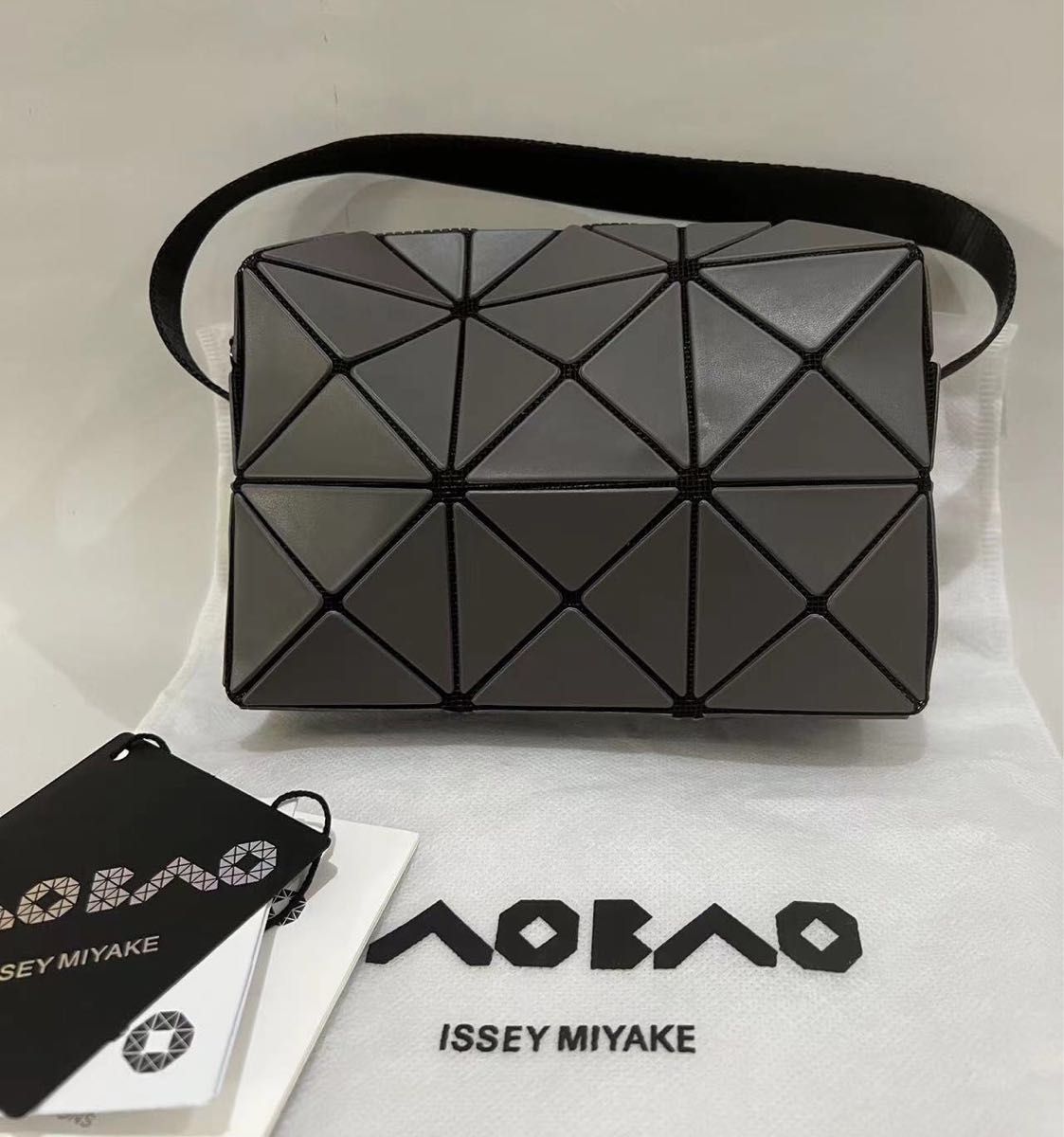 BAOBAO ISSEI MIYAKEキ ューボイド チャコール マットグレー BAOBAO ISSEI MIYAKEキ ューボイド チャコール マットグレー
