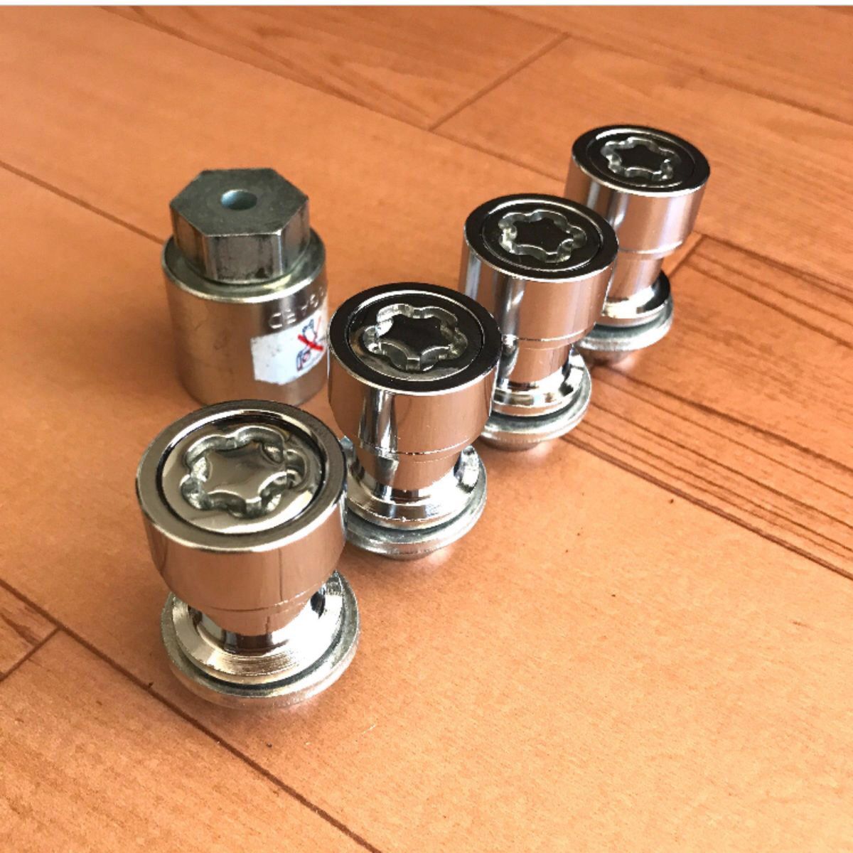 優良品 トヨタ TOYOTA 純正『ホイールロックセット』ランクル 優良品 トヨタ TOYOTA 純正『ホイールロックセット』ランクル