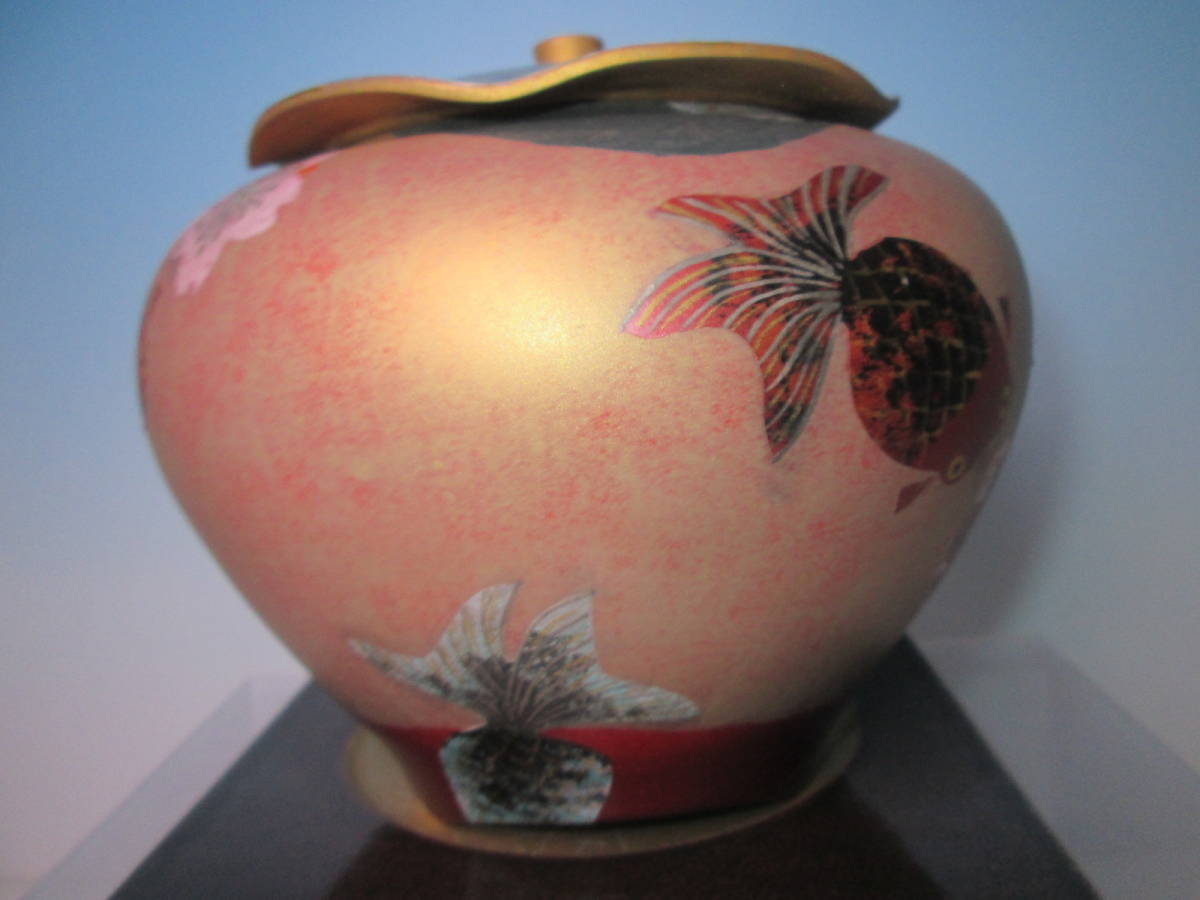 ☆現代陶芸伊藤北斗釉刻色絵金銀彩桜に金魚文香炉共箱香炉台付師 ☆現代陶芸伊藤北斗釉刻色絵金銀彩桜に金魚文香炉共箱香炉台付師