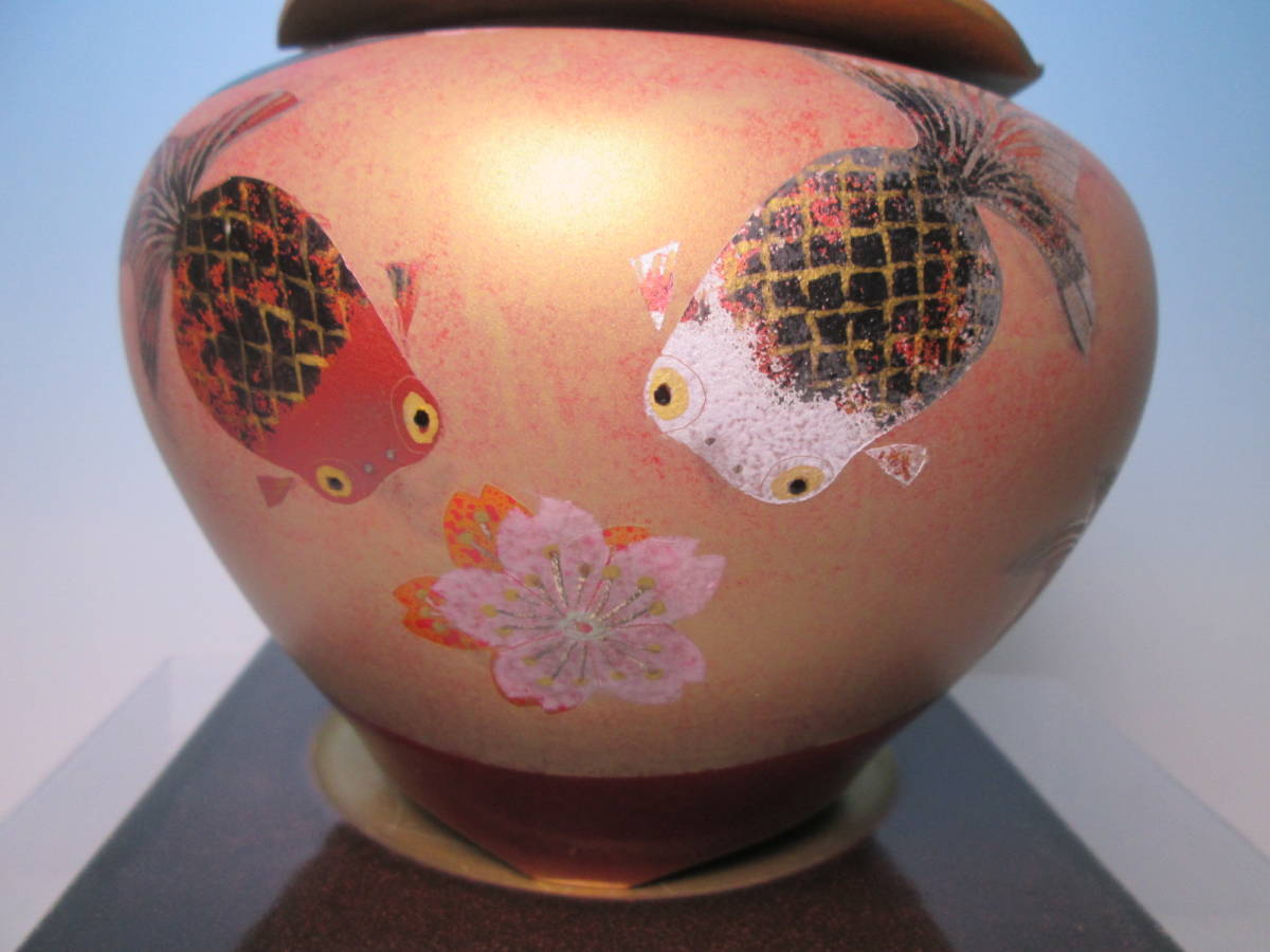 ☆現代陶芸伊藤北斗釉刻色絵金銀彩桜に金魚文香炉共箱香炉台付師 ☆現代陶芸伊藤北斗釉刻色絵金銀彩桜に金魚文香炉共箱香炉台付師