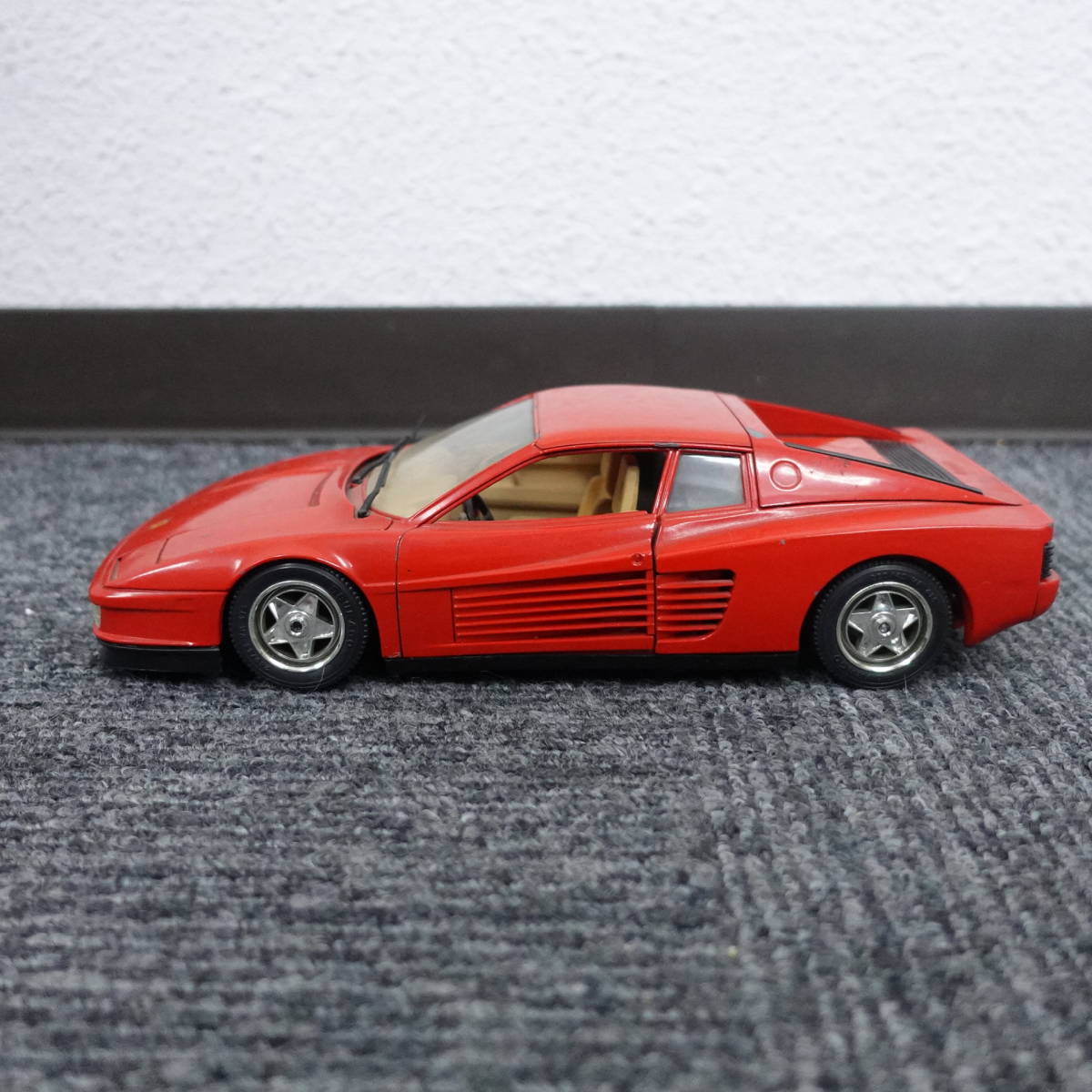 BbUrago Ferrari testarossa（1984）SCALA 1/18 MADE IN ITALY ジャンク ブラーゴ フェラーリ テスタロッサ ミニカー フィギュア_画像2