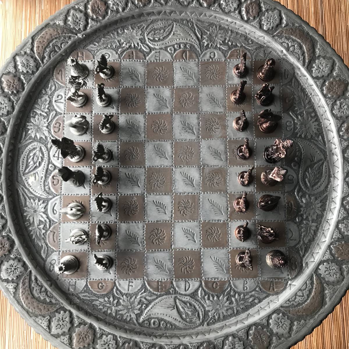 ペルシャ（イラン工芸品） アンティーク仕上げ  チェス盤 インテリアとしても使えます。直径５０Cmです。駒は真鍮製。の画像1