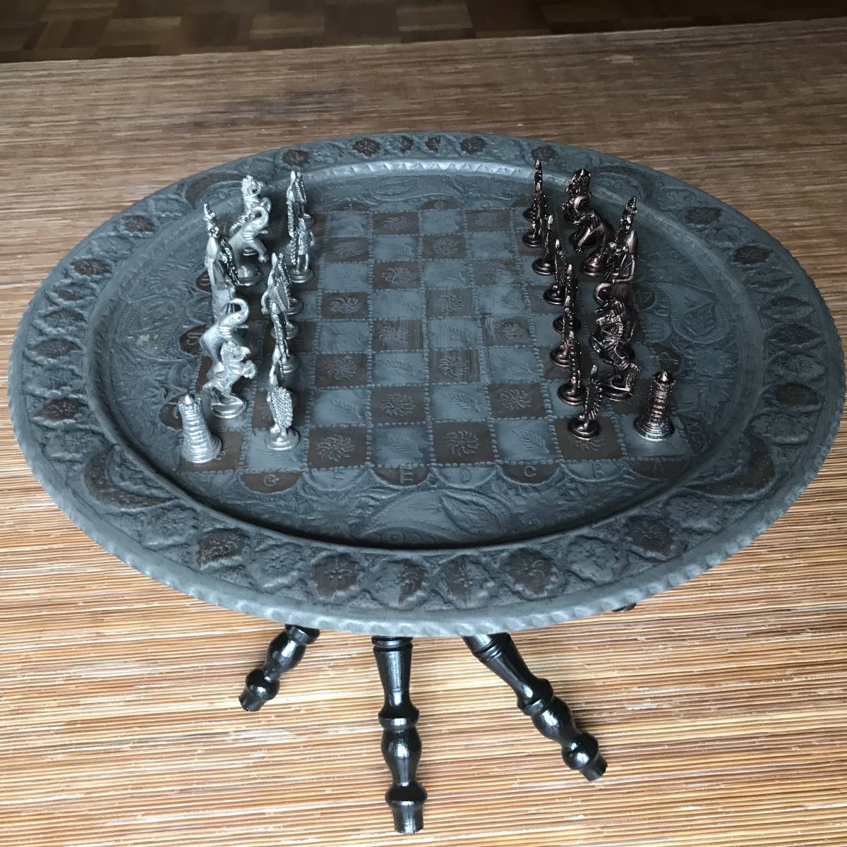 ペルシャ（イラン工芸品） アンティーク仕上げ  チェス盤 インテリアとしても使えます。直径５０Cmです。駒は真鍮製。の画像4
