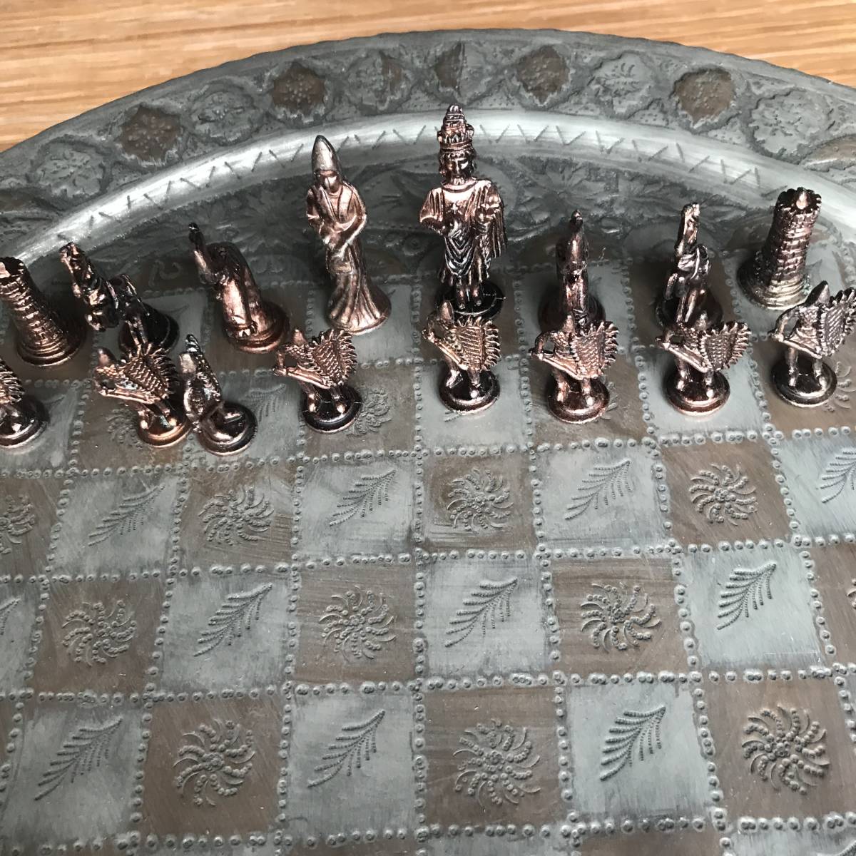 ペルシャ（イラン工芸品） アンティーク仕上げ  チェス盤 インテリアとしても使えます。直径５０Cmです。駒は真鍮製。の画像10
