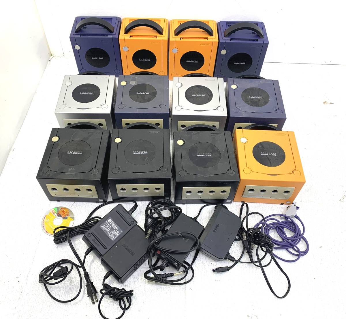 ■【ジャンク品/140】Nintendo GAMECUBE ゲームキューブ 本体 アダプタ まとめ DOL-001_画像1