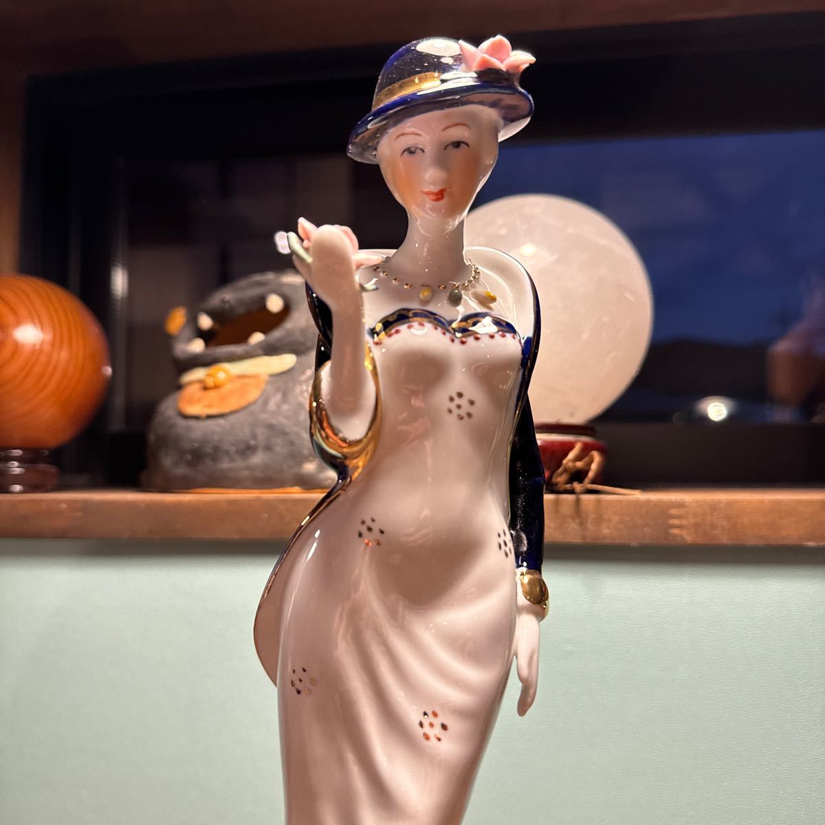 銅器の人形　白磁イタリア製