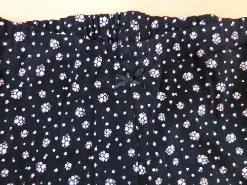 (26935)西松屋チェーン　レギンス　スパッツ　小花柄　ブラック×ピンク系　130㎝　USED_カラー　ブラック系