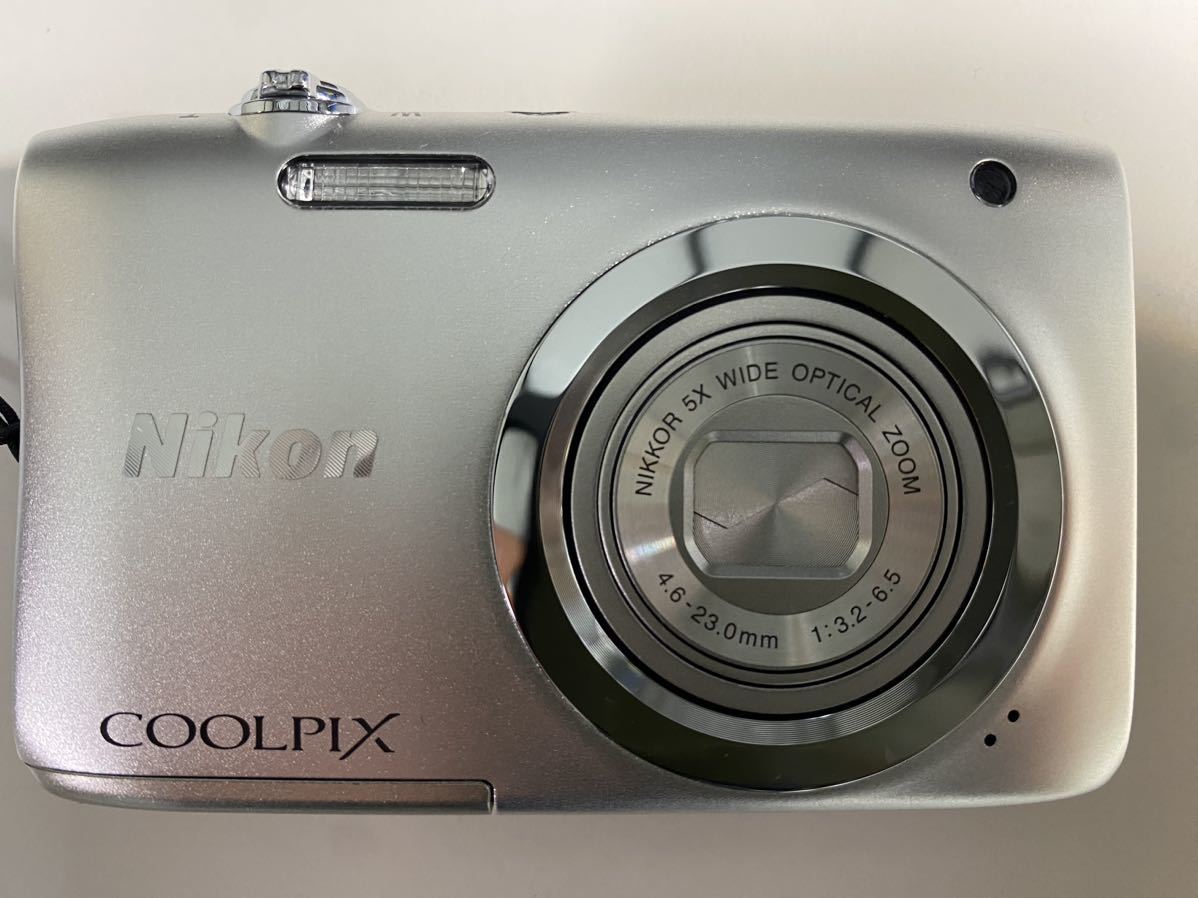 美品 Nikon ニコン COOLPIX A100 シルバー コンパクトデジタルカメラ 取説 SD8GB 充電ケーブル付 デジカメ_画像2