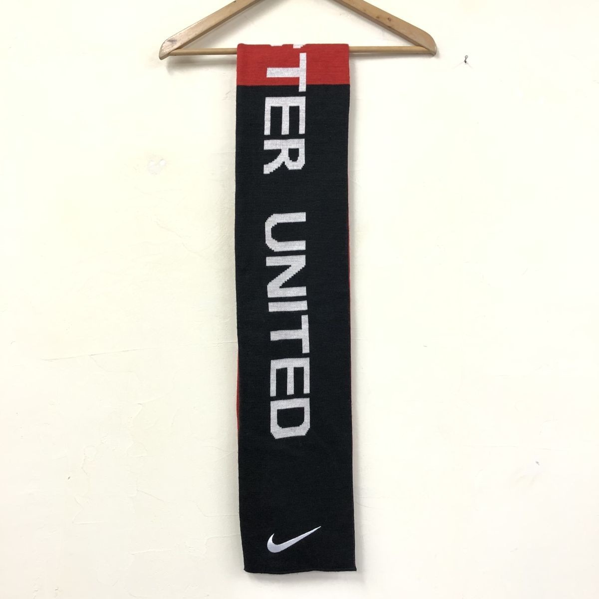 D2218-U-N◆NIKE×MANCHESTER UNITED ナイキ マンチェスターユナイテッド マフラー 細め ロゴ サッカー◆size約147×18cm 黒 赤 アクリル_画像4