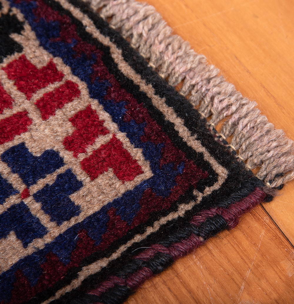 送料無料 ラグ バローチ アンティーク マット 遊牧民バローチの手織り絨毯(約144cm x 85cm) パキスタン_画像9