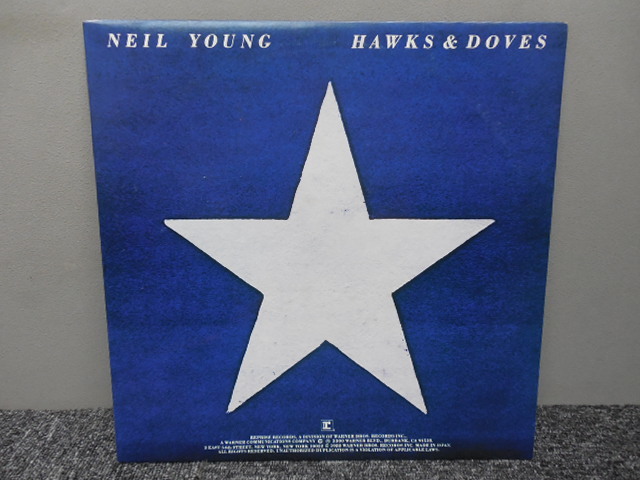 NEIL YOUNG・ニール・ヤング / HAWKS & DOVES・タカ派とハト派 (国内盤) 　 　 LP盤・P-10917R_画像2