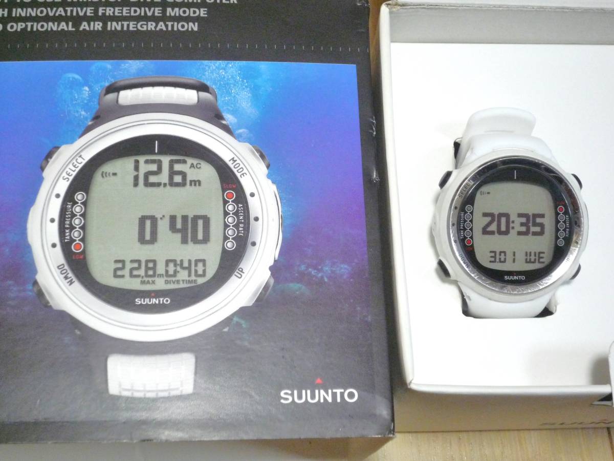 ★極美品！タンク潜水実施で水中動作確認済み★新品シリコンベルト SUUNTO D4i スント ディーフォーアイ ホワイト _画像1