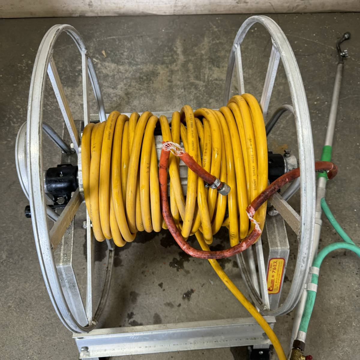 * Gifu departure ^ aluminium s/ hose reel / spray machine hose reel /karu paul (pole) on type 6 number attaching / water supply side hose deterioration equipped / aluminium / present condition goods R6.1/31*