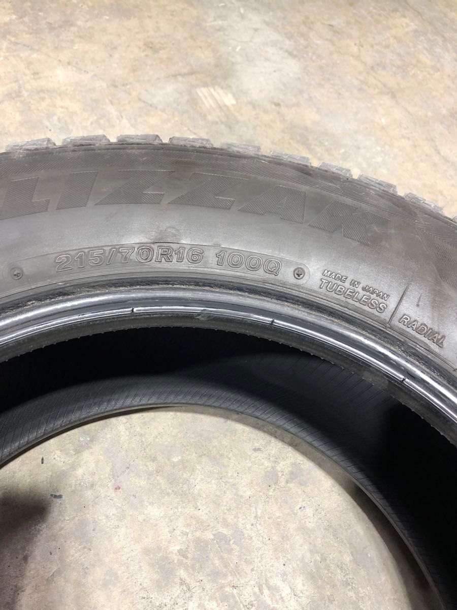 スタッドレスタイヤ　215/70R16 100Q ブリヂストン BLIZZAK 2014年