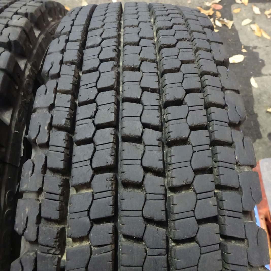 リトレッド 冬 2本SET 会社宛 送料無料 225/80R17.5 123/122 LT BRM ブリヂストン W900R 深溝 再生 更生 効き重視 人気モデル 4t NO,Z4843_画像4