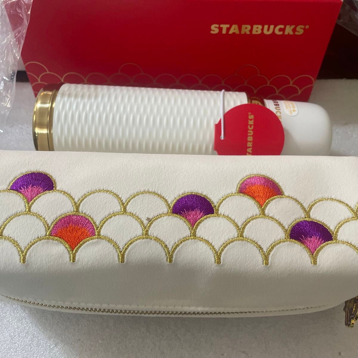 最後一点中国スターバックス オンライン限定 完売レア品 虎年貯金箱 箱は痛みあり 値引き不可中国スターバックス龍年 AKSコラボ 魚燐ポーチ付き