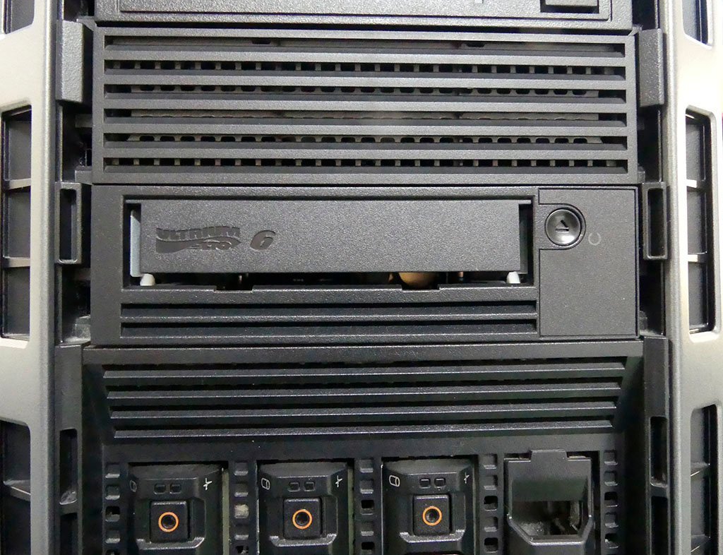 DELL PowerEdge T330 Xeon E3-1230v5(3.40GHz) メモリ16GB HDD4TBx3 Ultrium LTO6 中古 サーバー 現状渡し ジャンク扱い J〇 S2312-6453_画像3