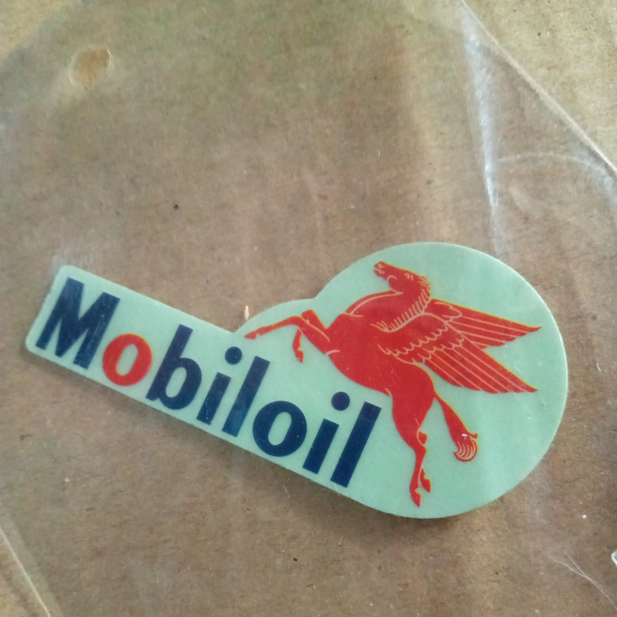 即決 ＭＯＢＩＬＯｉｌ ペガサス ステッカー ヘルメット オイルタンク バイカー バイク_画像1