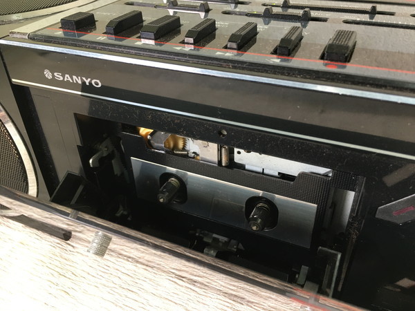 ジャンク SANYO MR-Q4 サンヨー ラジオカセットレコーダー ブラック 昭和レトロ ラジカセ 通電のみ 部品取りに A2_画像2