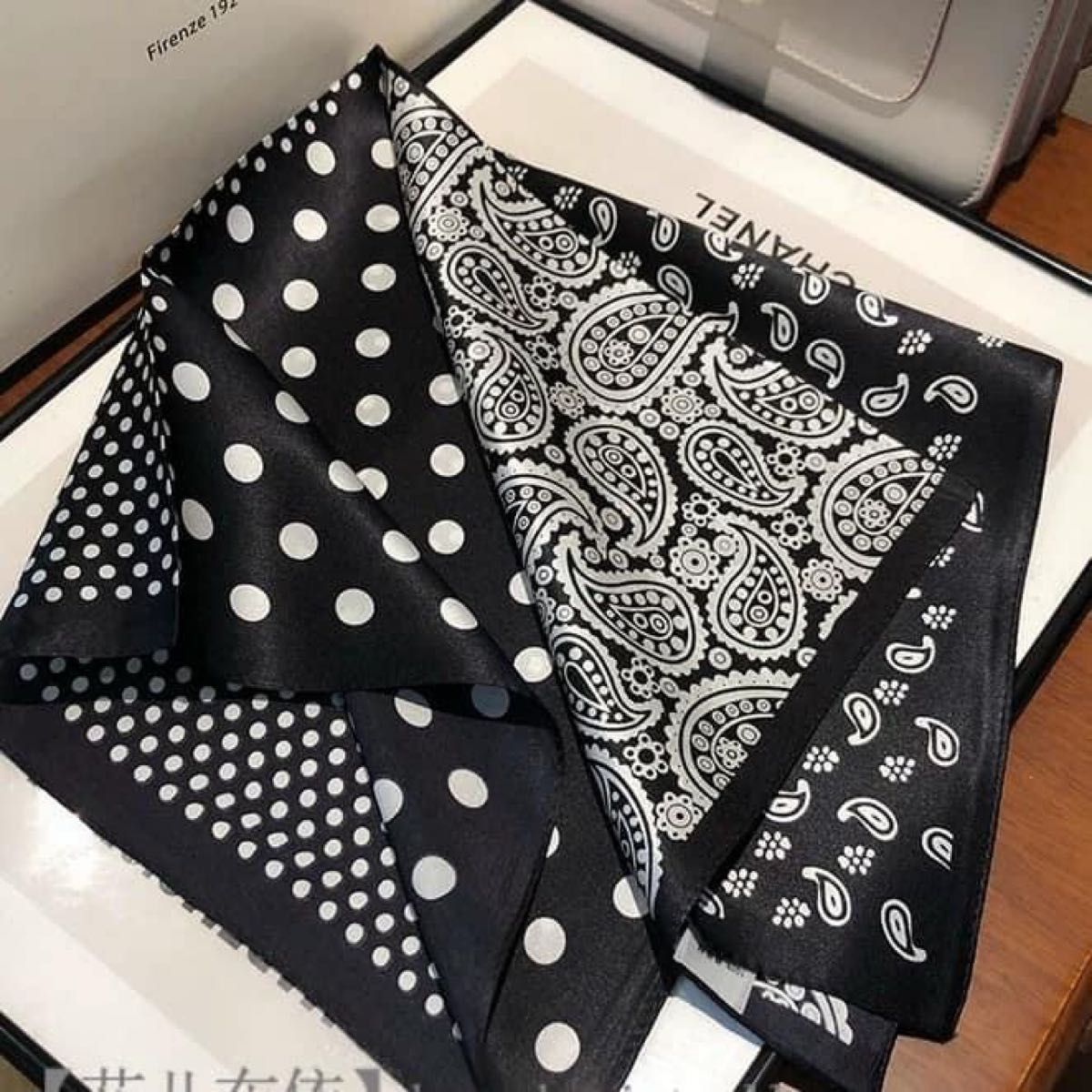 【新品】シルクスカーフ 白黒 ペイズリードット柄プリント 小さめスカーフ正方形 おしゃれ 男女兼用