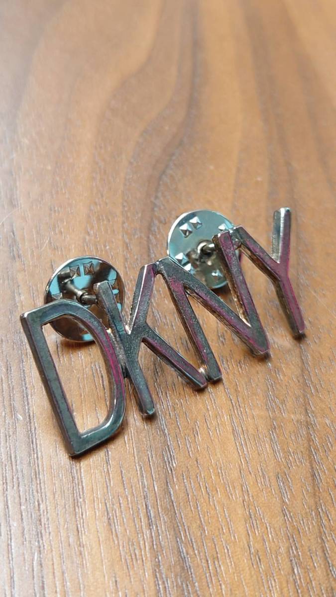 DKNY Logo значок серебряный цвет Donna Karan New York булавка z