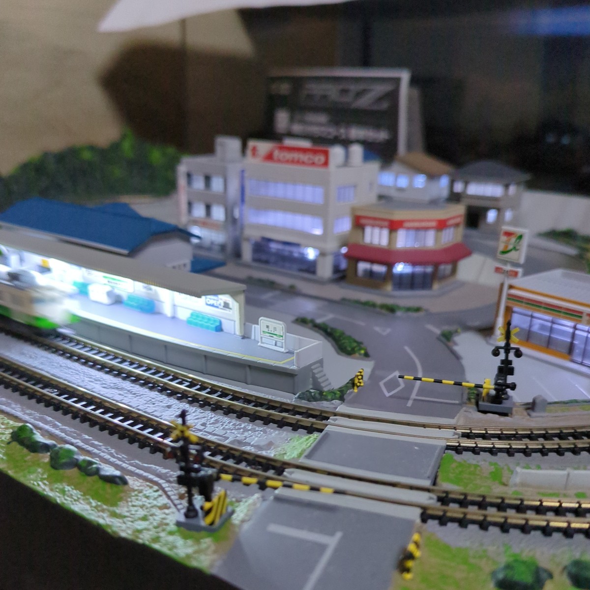 東京マルイ PRO Z 完成ジオラマコース 基本セット複線セット 2両同時走行可能　鉄道模型 Z ゲージ_画像8