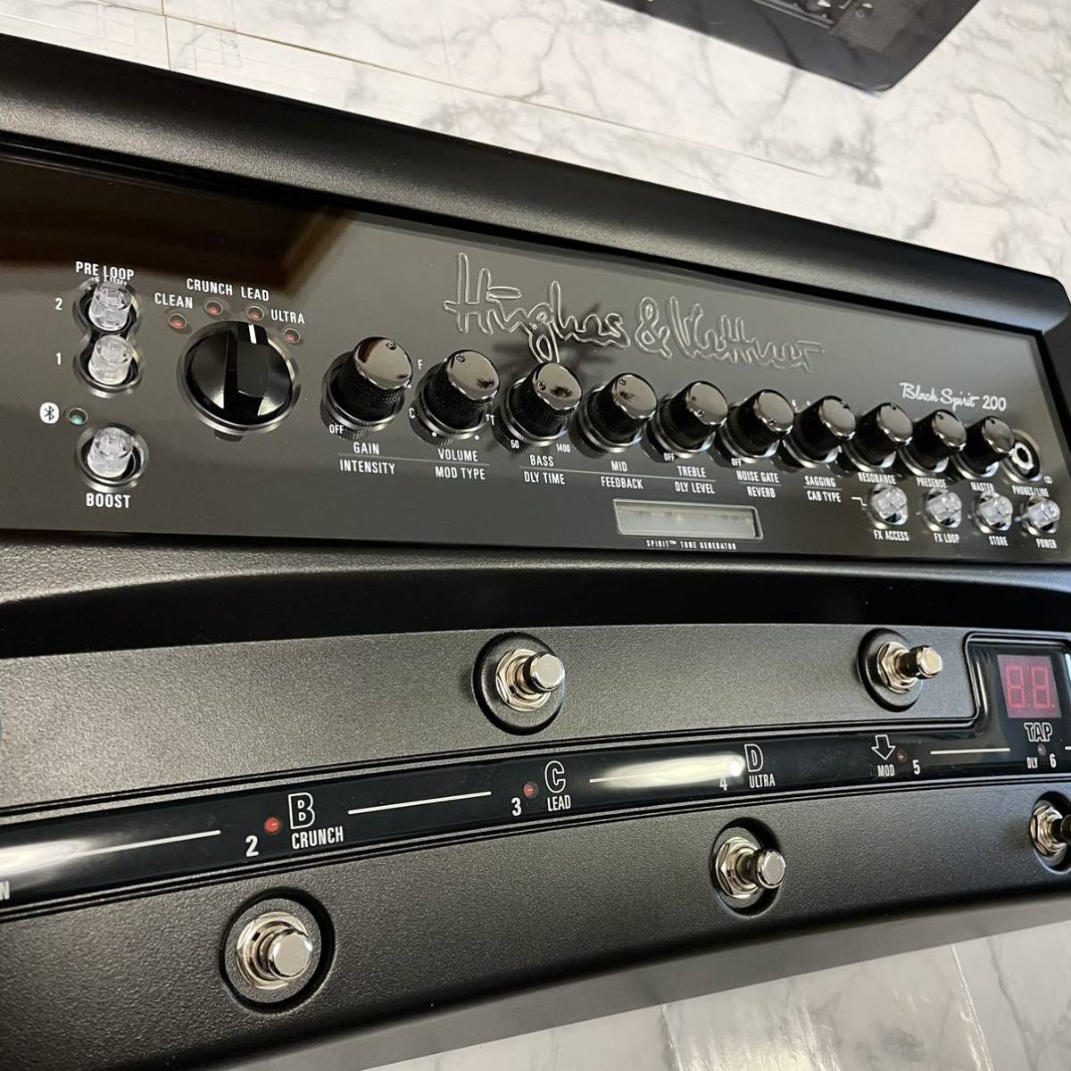 新品同様 Hughes&Kettner BLACK SPIRIT 200 FLOOR ヒュース&ケトナー ブラックスピリット フロアタイプ パワーアンプ マルチエフェクター_画像2