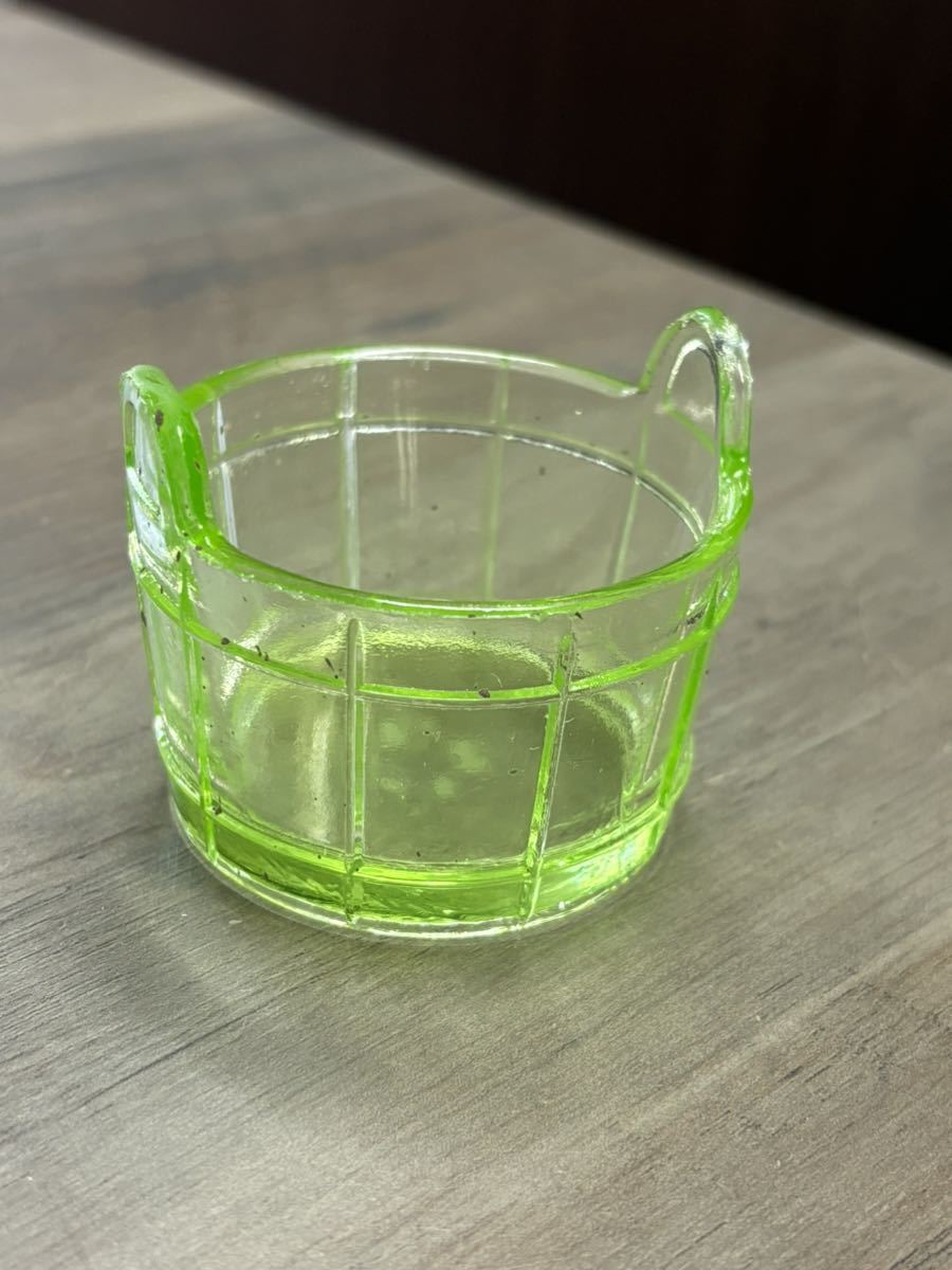 ウランガラス　桶型　小物入れ　アンティークガラス_画像3