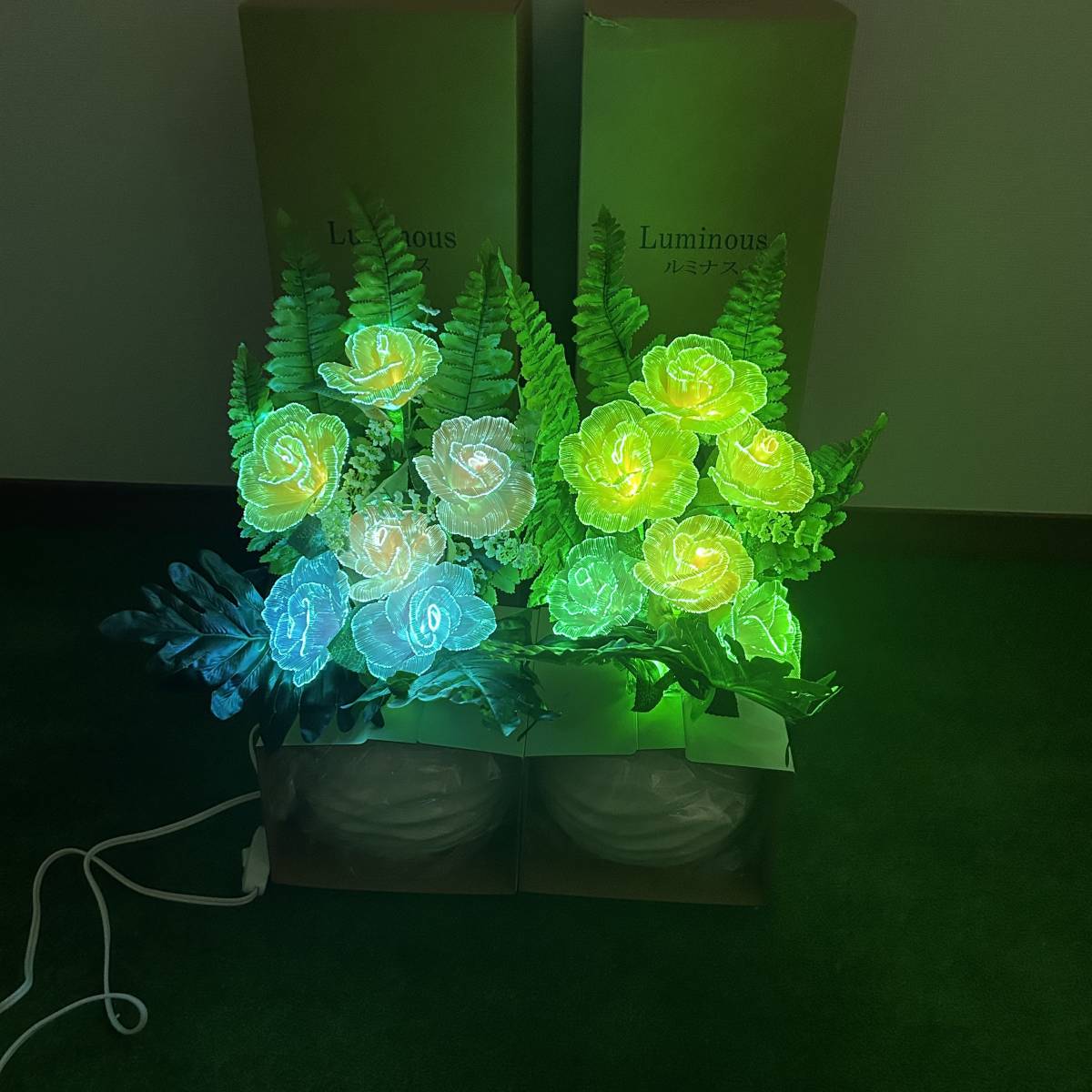 動作品 ルミナス LED ローズ 2個 セット 綺麗な花 造花 イルミネーション 箱入り Luminous antique レインボー 色が変わる 現状品_画像1