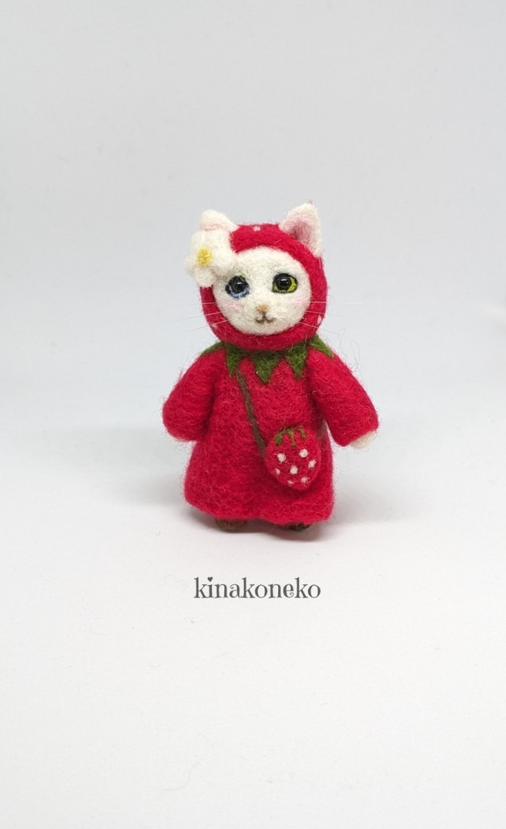 猫 イチゴのワンピ猫　羊毛フェルト ハンドメイド ミニチュア　約8cm　kinako_画像2