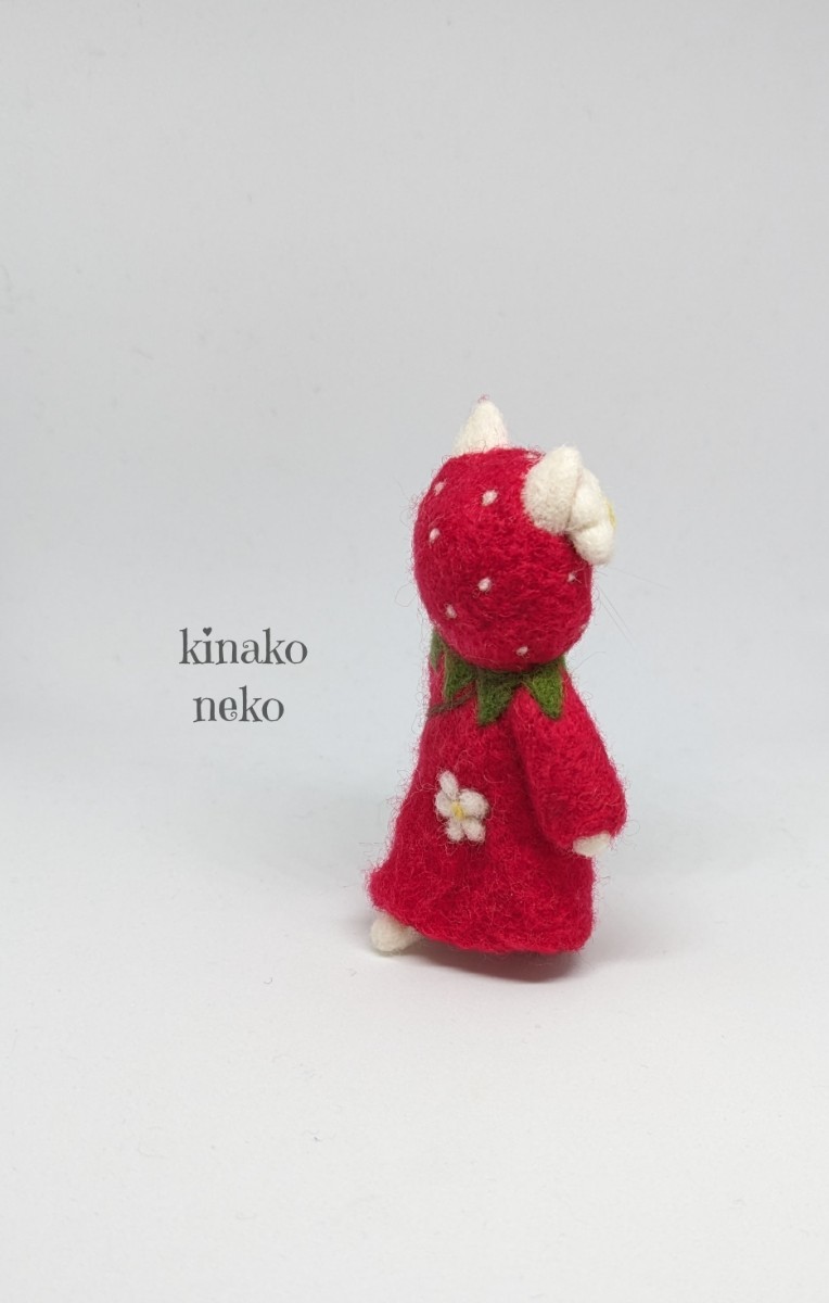 猫 イチゴのワンピ猫　羊毛フェルト ハンドメイド ミニチュア　約8cm　kinako_画像4