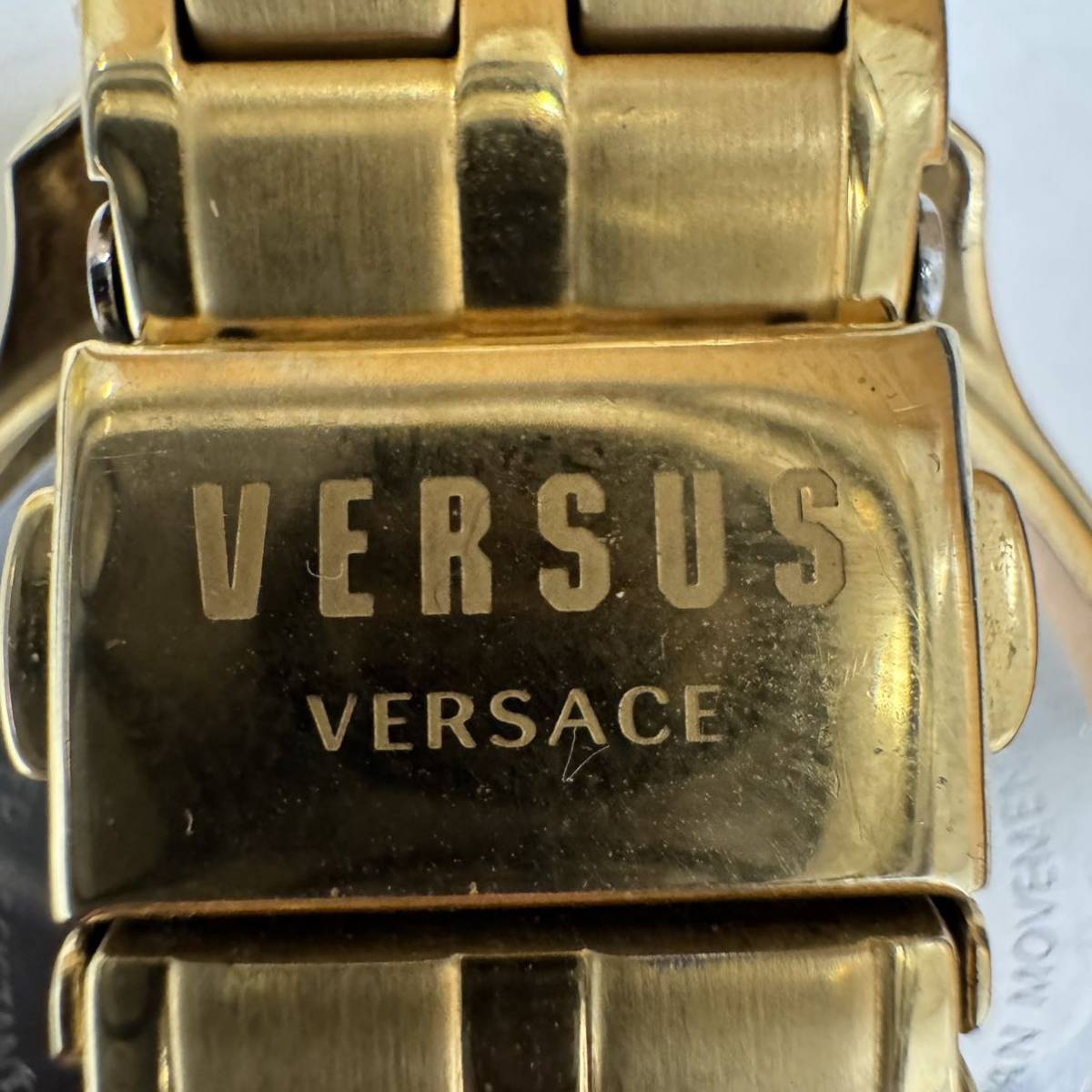 【TK0114】VERSUS VERSACE ヴェルサス ヴェルサーチ 腕時計 VSP460318 ベルサスベルサーチ ゴールドカラー 金色 石 ブランド 動作確認済_画像7