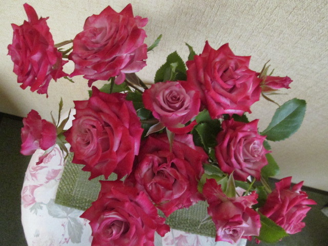 ■ディープ・パープル　切り花品種トゲなし輸入薔薇インパクト大！_インパクトのある輸入バラ♪香りも甘い～♪