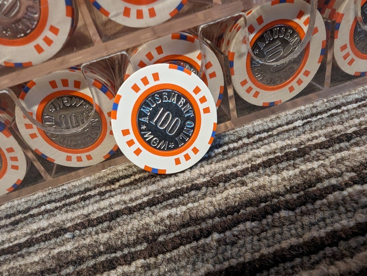カジノチップ$100表記 400枚 ポーカー ブラックジャック バカラ ルーレット チップ カジノ MGM ヨコサワ マツイ の画像3