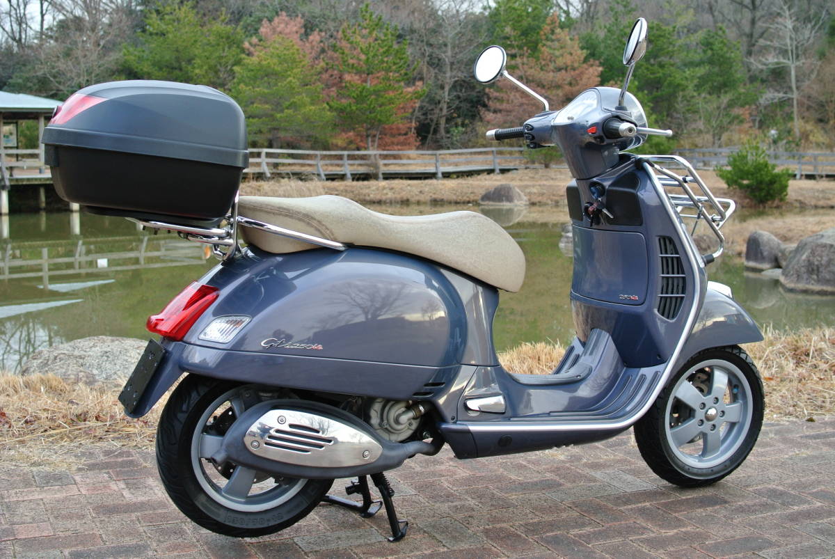 Vespa ベスパ GTS250ie ドロミテグレー色 低走行物 6,998km FACO製フロントキャリア 大型トップケース フル装備 機関好調 外装極美 美車_リア廻り目立つキズ凹み見られません