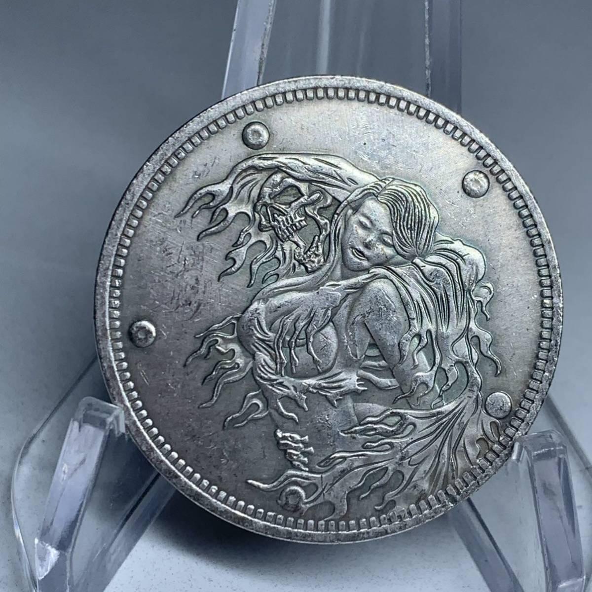 WX 1226流浪幣 髑髏 ハロウィン 風神 天眼 鷹紋 外国硬貨 貿易銀 海外古銭 コレクションコイン 貨幣 重さ約21g_画像1