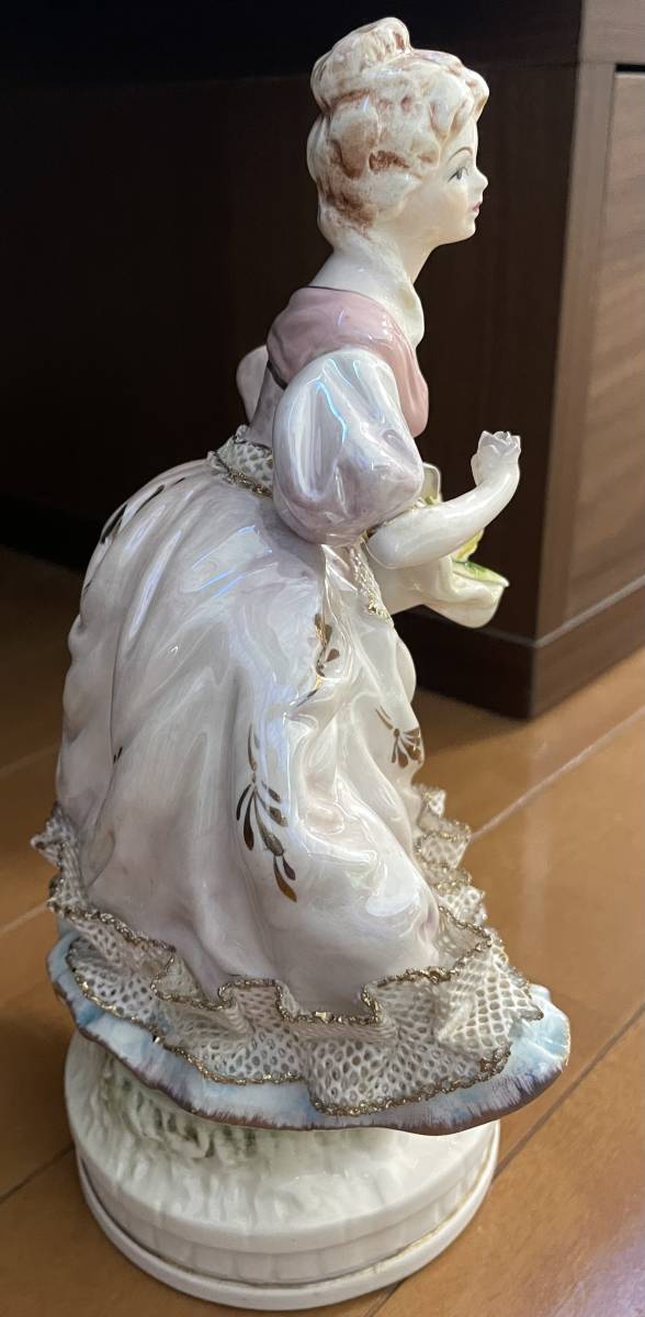 陶器 フィギュリン (花束を持った女の子)　メーカー不明　マイセン風 ヨーロッパ 高さ21cm ドレスに欠けあり_画像3