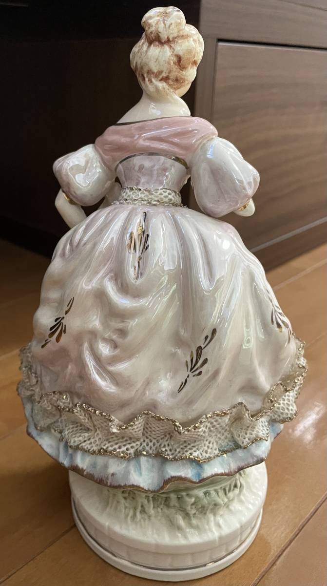 陶器 フィギュリン (花束を持った女の子)　メーカー不明　マイセン風 ヨーロッパ 高さ21cm ドレスに欠けあり_画像2