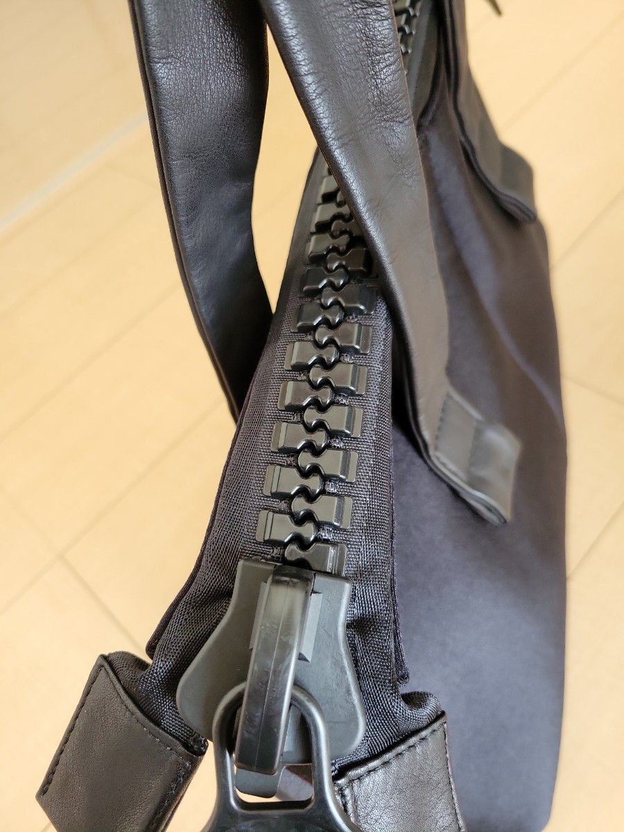 カワカワkawakawa大きなファスナーと持ち手に柔らかな革を使用した WET素材の鞄です**