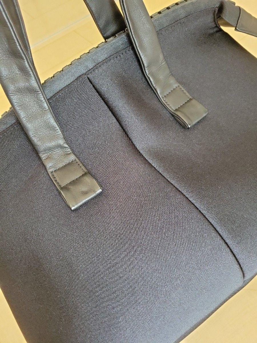 カワカワkawakawa大きなファスナーと持ち手に柔らかな革を使用した WET素材の鞄です**