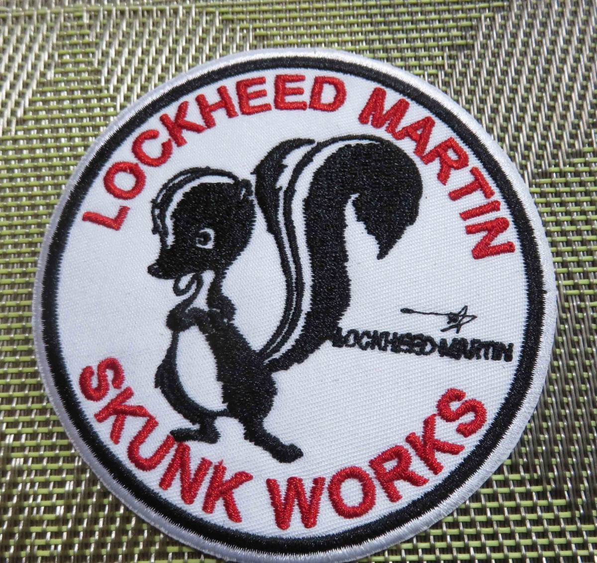 圧着IR■白赤（デカロゴ）激渋◎新品◎スカンクワークス■アメリカUS戦闘機　航空《Skunk Works》刺繍ワッペン■US洋服DIY■ミリタリーUSA_画像1