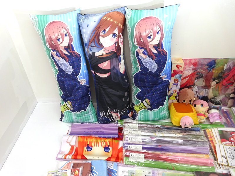 ★中古★五等分の花嫁 グッズ まとめ売りセット (タペストリー/ラバスト/缶バッジ/アクスタ/イラストボード/クッション他)★【TY721】_画像2