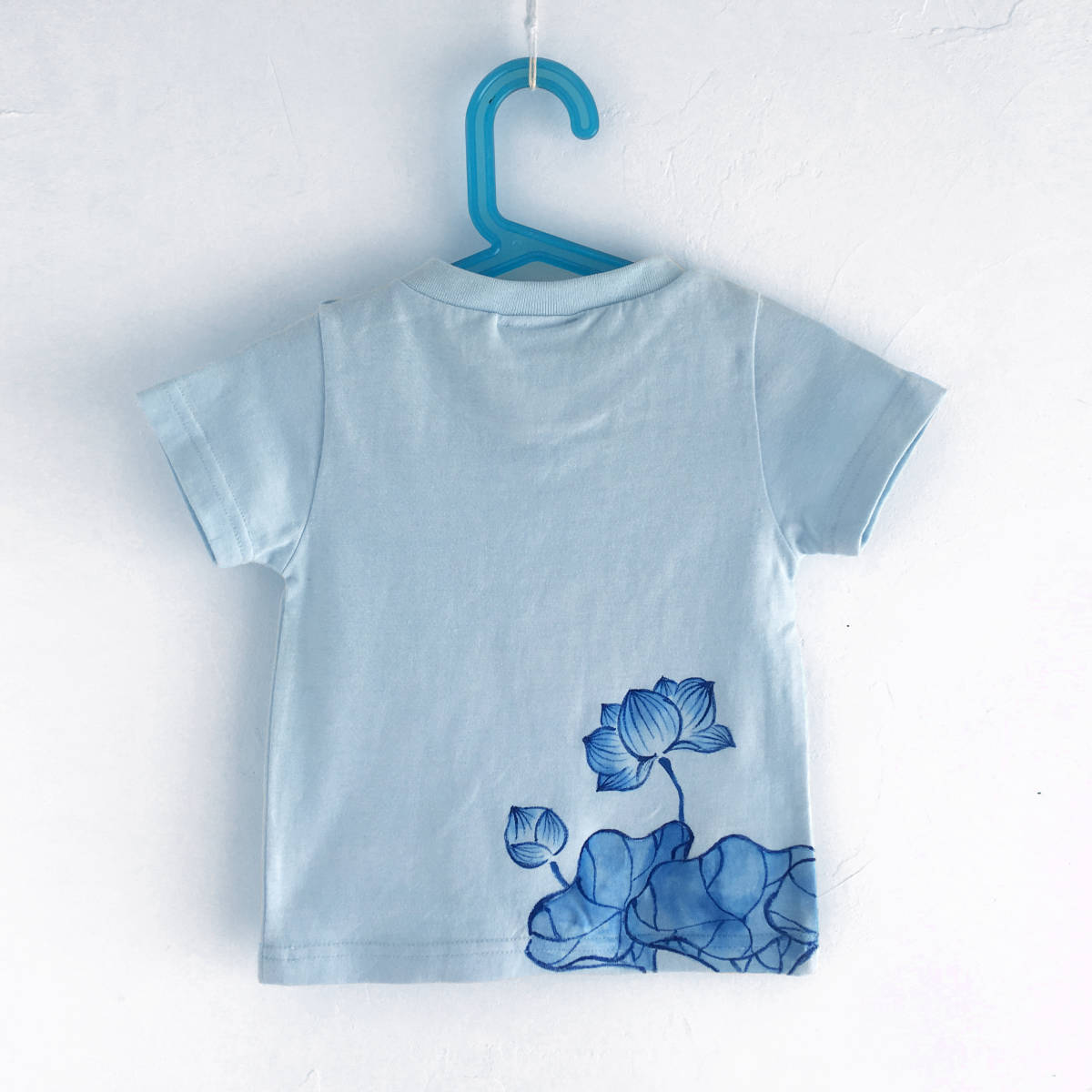 キッズ Tシャツ 110サイズ ブルー 蓮柄Tシャツ 手描きで描いた蓮の花柄Tシャツ 半袖 和柄 和風 レトロ ハンドメイド_画像3