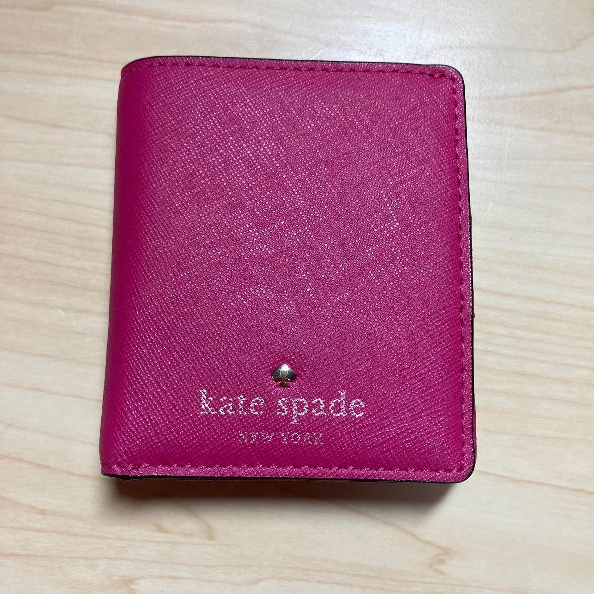 ケイトスペード　二つ折り　財布　Kate spade レザー コンパクトウォレット　レディース　ホック　小銭入れ　ドット柄_画像1