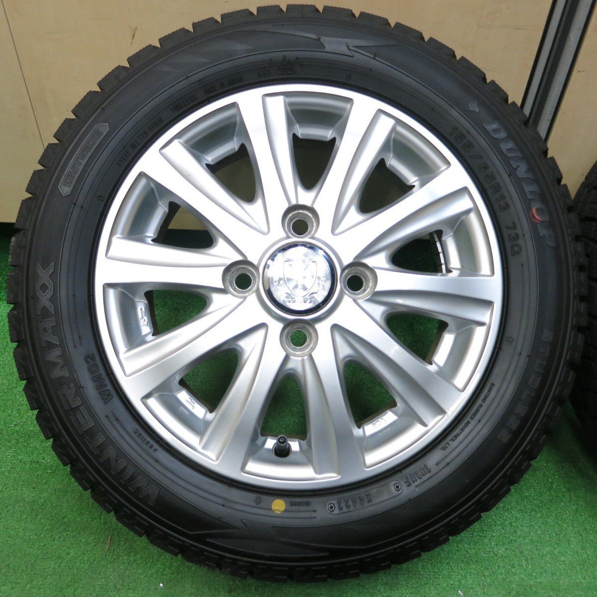 *送料無料*バリ溝！22年！キレイ！ほぼ10分★スタッドレス 155/65R13 ダンロップ ウインターマックス WM02 STYTZ PCD100/4H★3123006イス_画像2