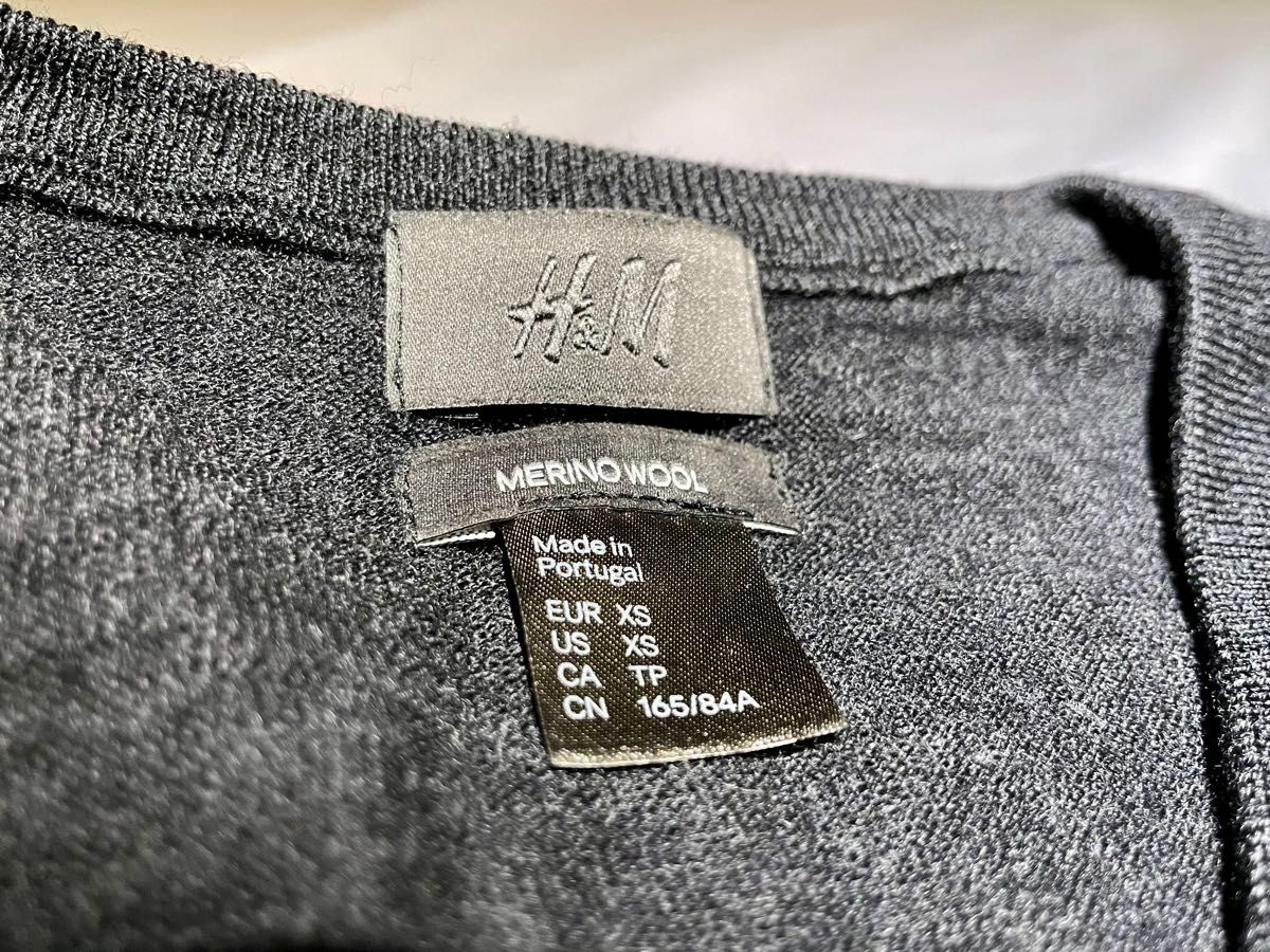 【中古美品】H&M メンズ Ｖネックニット　2枚セット　サイズXS