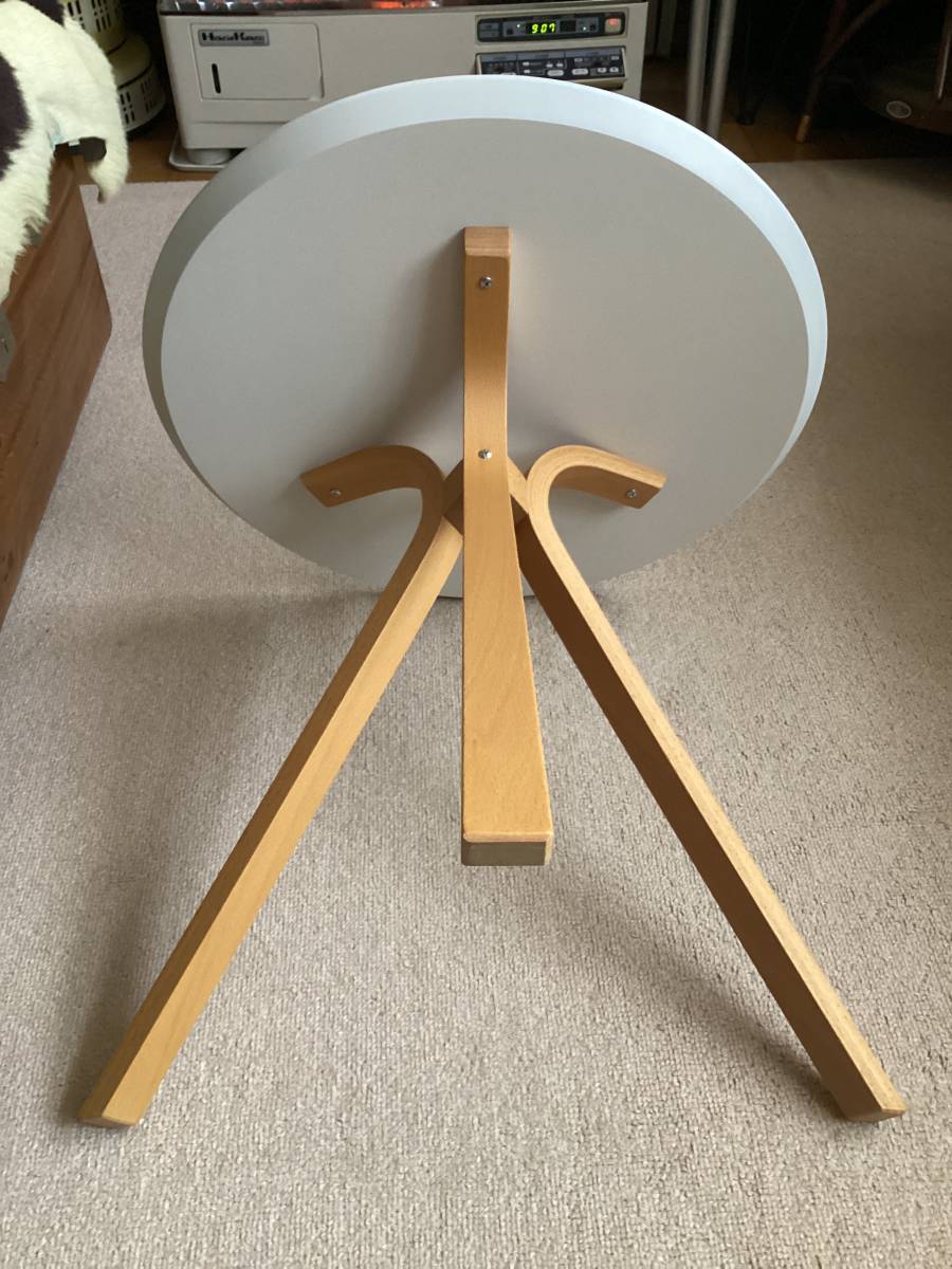 ◎ラウンド サイドテーブル◎美品 木製3本脚+白色天板の円形テーブル●milino-S_画像9