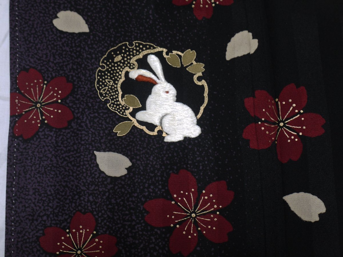 《花小袖》訪問着【やまと】黒地 雪輪に刺繍の白うさぎ 桜 四季の花_画像6