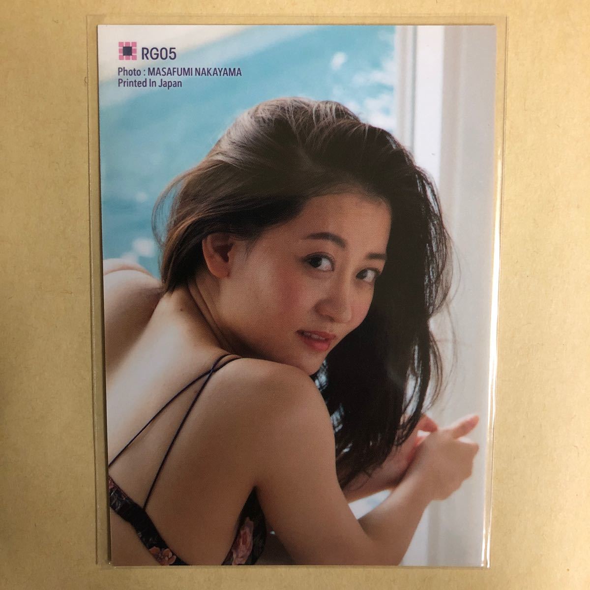NMB48 上西恵 トレカ アイドル グラビア カード 水着 ビキニ RG05 タレント トレーディングカード AKBG_画像2